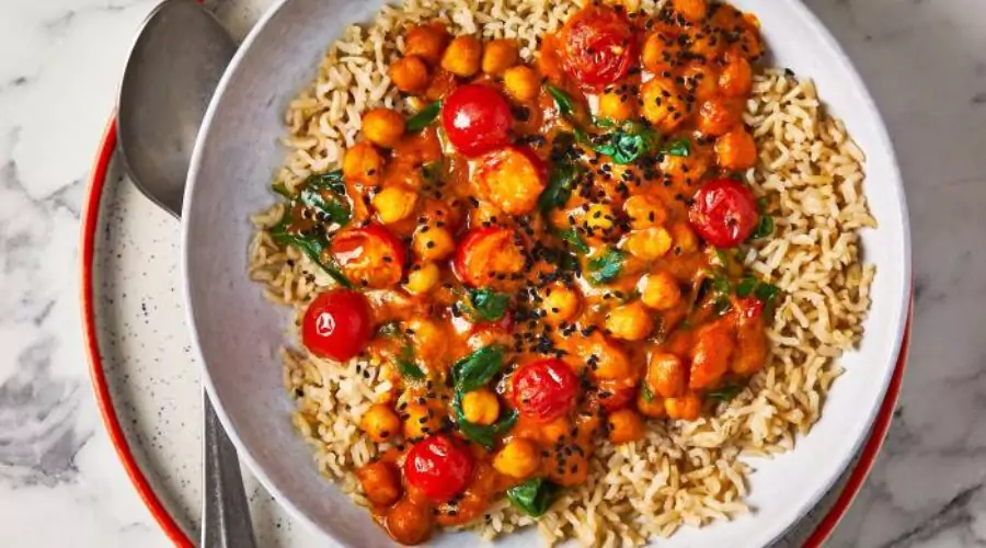 Chickpea, Spinach & Coconut Curry With Brown Rice