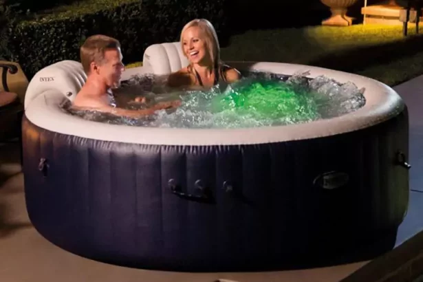 Inflatable hot tub